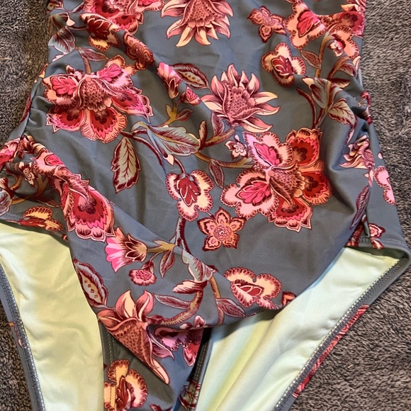 CUPSHE Women's Ruffled One Piece Swimsuit V Neck Lace - Picture 6 of 10